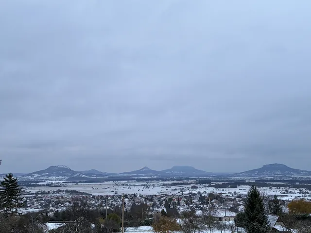 Hóval borított medence télen